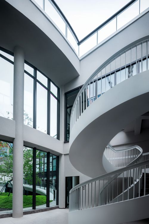 Interior Arquitectónico Moderno Con Escaleras De Caracol · Foto de ...