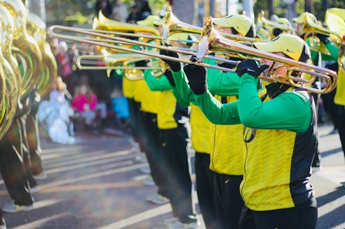 Banda Toca Instrumento De Sopro Na Rua Durante O Desfile