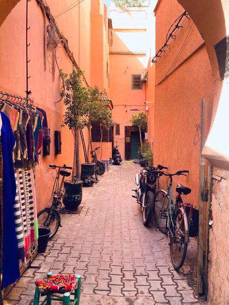 Ruelle médina Marrakech au coucher du soleil