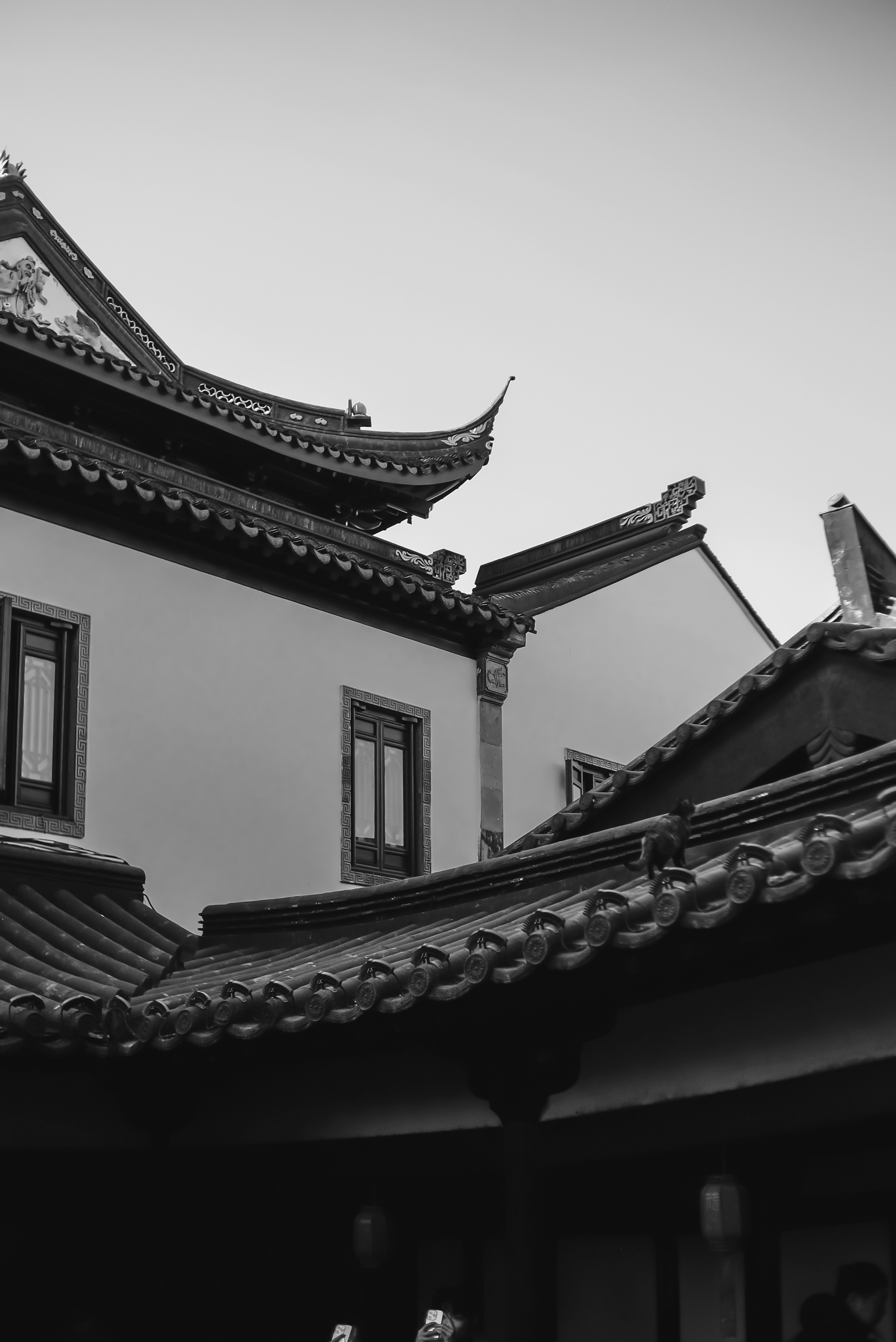 Traditional Chinese Architecture in Black and White · Free Stock Photo