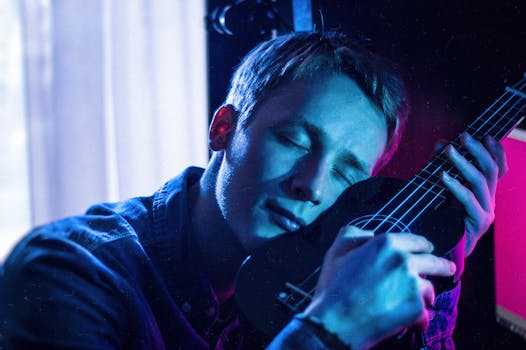 一名男子拥抱尤克里里琴的特写，在霓虹灯光下营造出喜怒无常的氛围