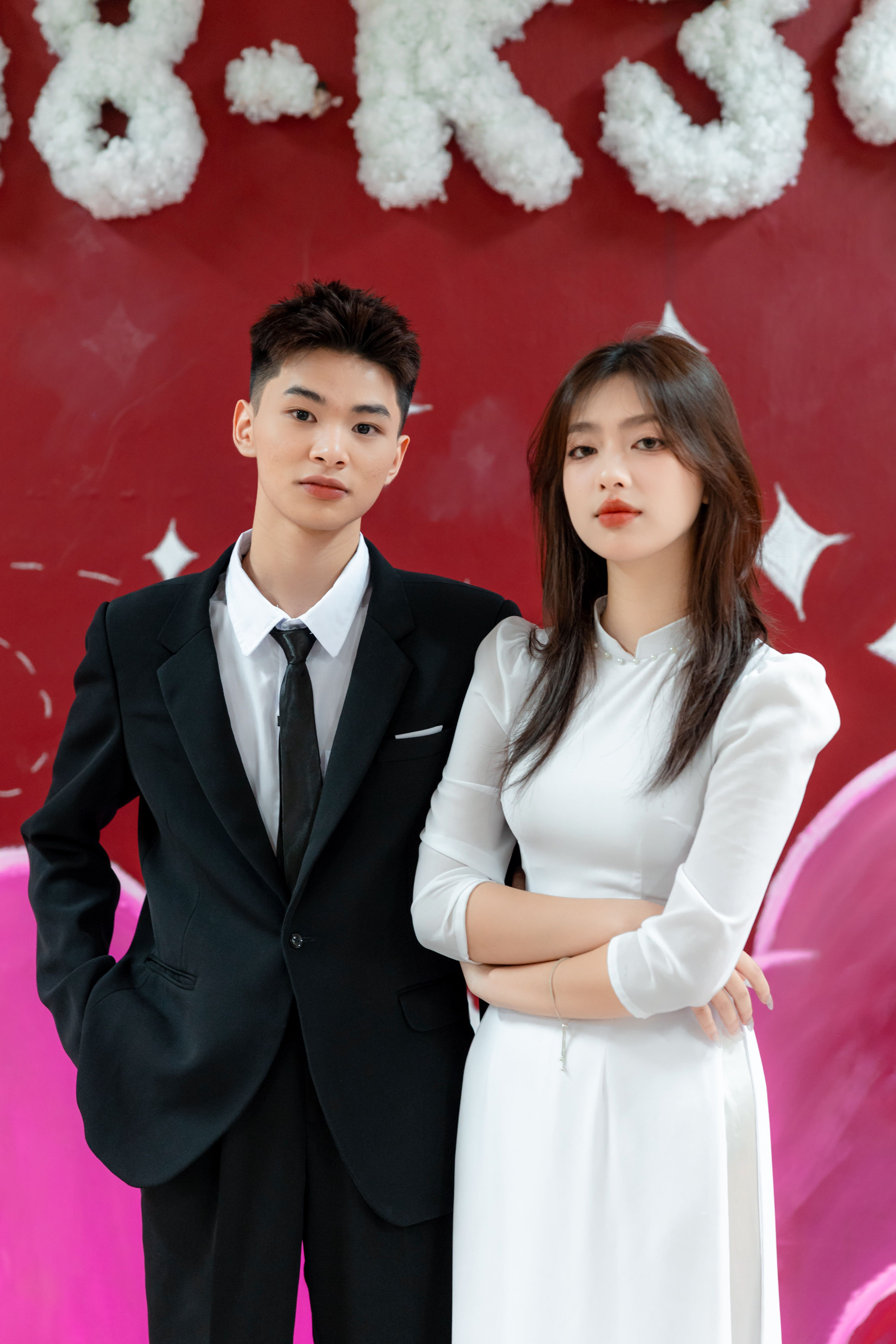 Lương Lạc Thi nắm tay bạn trai dự lễ trao giải phim Bách Hoa