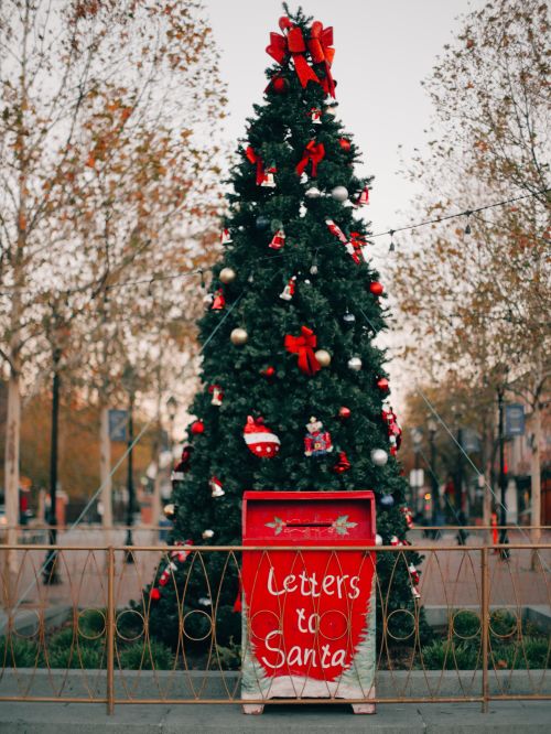 Free Decorated Christmas tree with 'Letters to Santa' box in Baltimore for the holiday season. Stock Photo