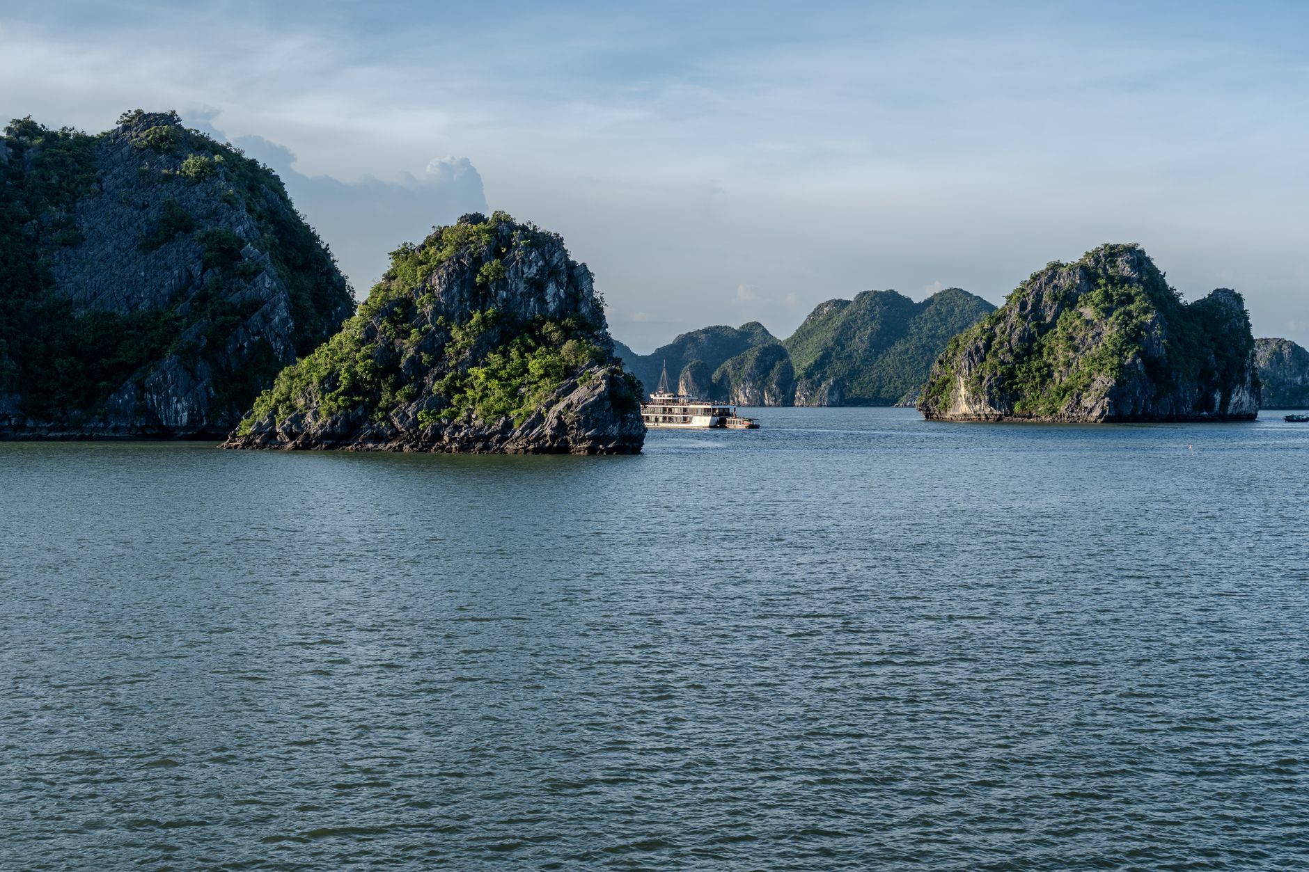 Pesona Ha Long Bay Vietnam: Surga Tersembunyi di Teluk Quang Ninh yang Wajib Dikunjungi