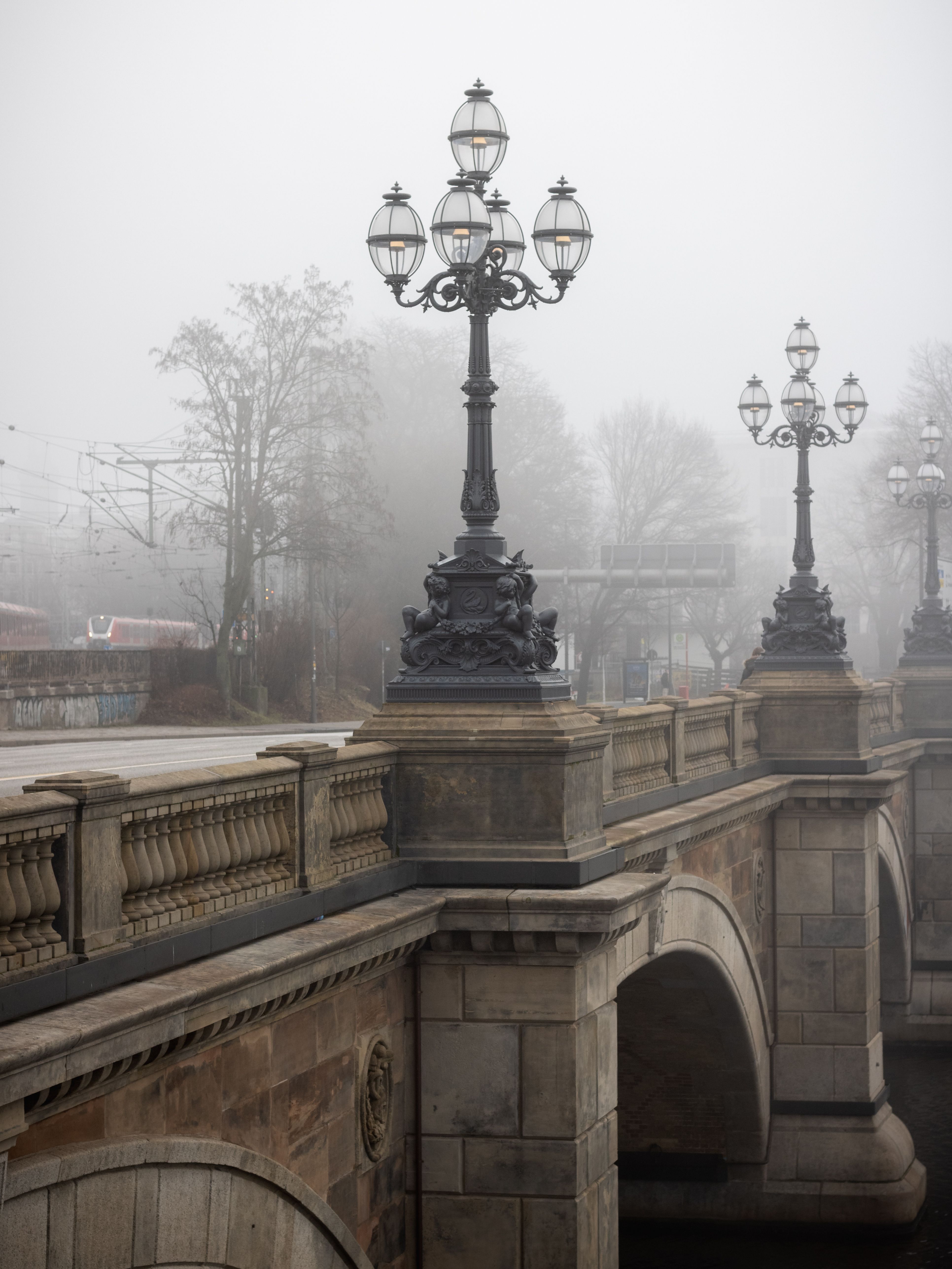 Escena Invernal Con Niebla En Un Puente Histórico De Hamburgo · Foto de ...