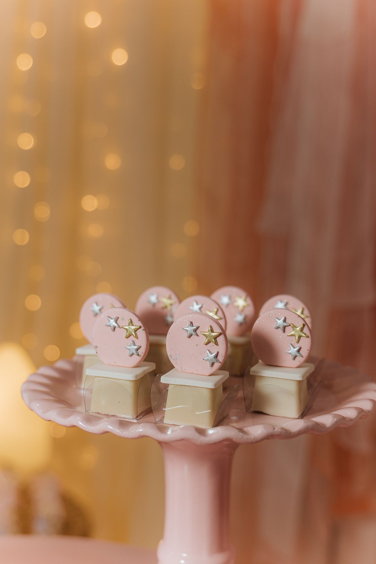 Gâteau d’anniversaire enfant décoré d’étoiles