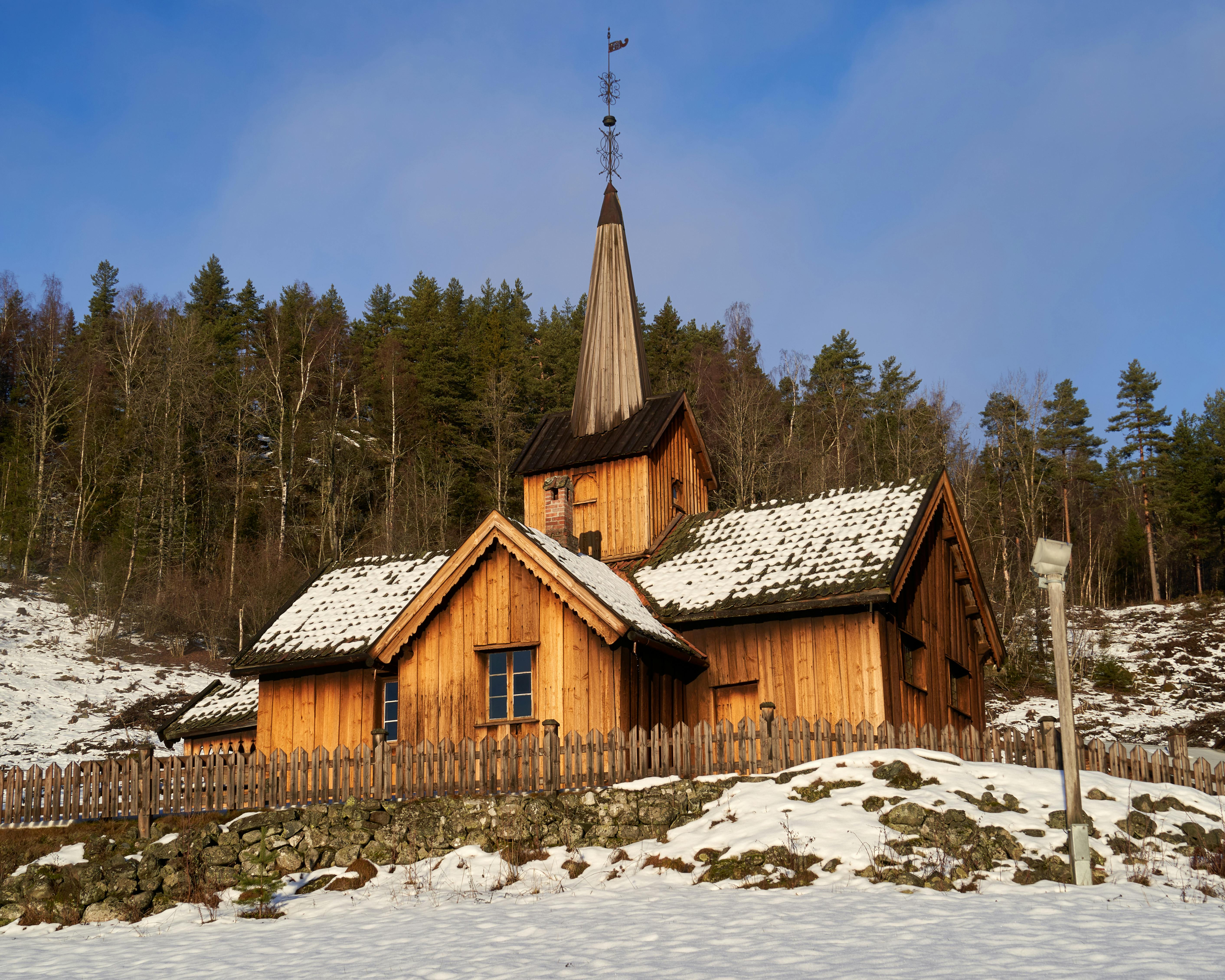 Norway's central bank raises interest rates to curb inflation; European stocks end lower — Photo by Barnabas Davoti on Pexels