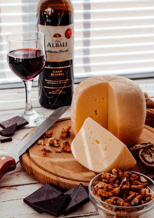 奶酪和紅酒在棕色木砧板上