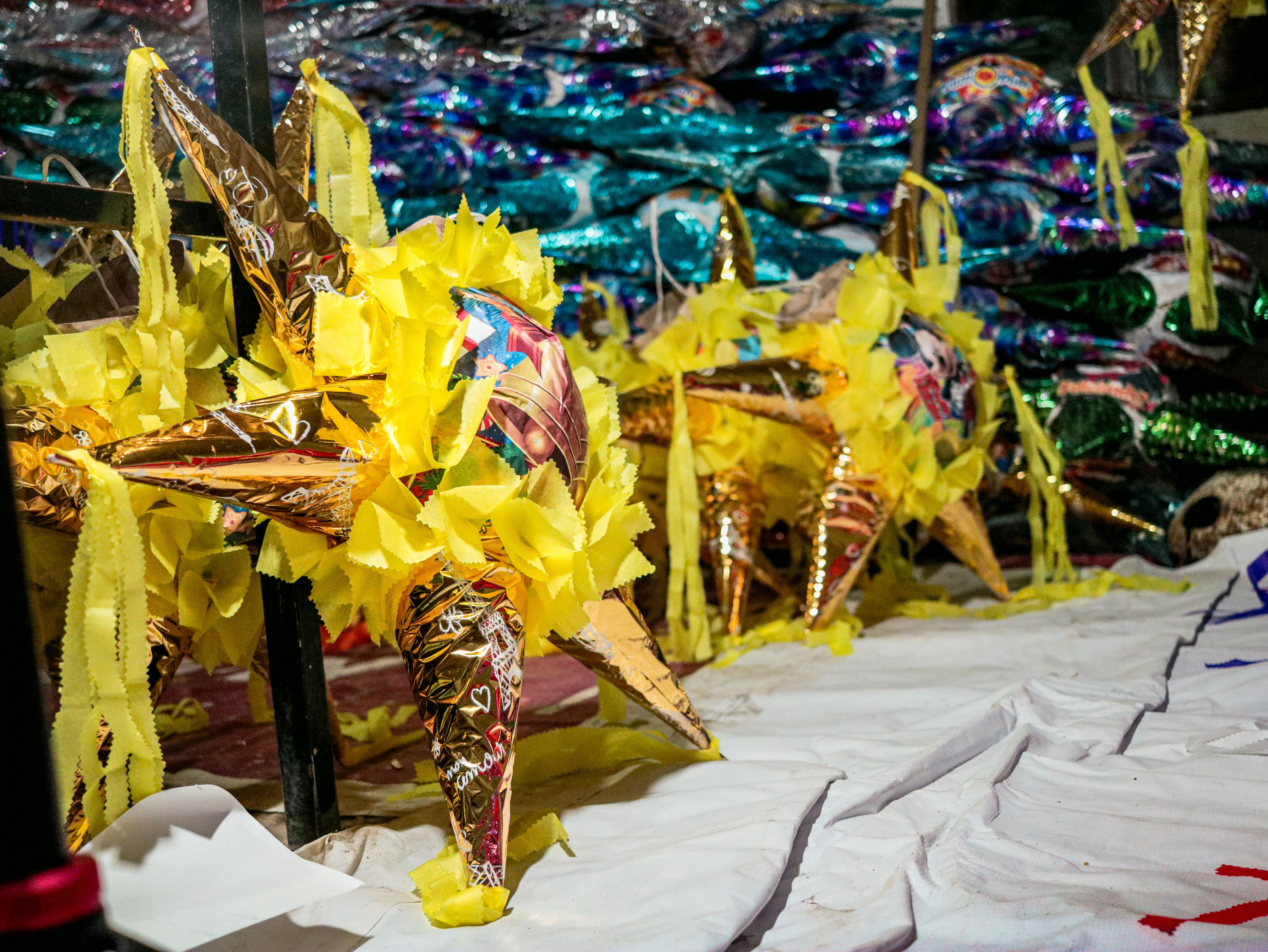 Piñatas mexicaines traditionnelles en forme d’étoile sur un marché