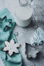冬季主题饼干布置的顶视图，配有牛奶和烘焙食品