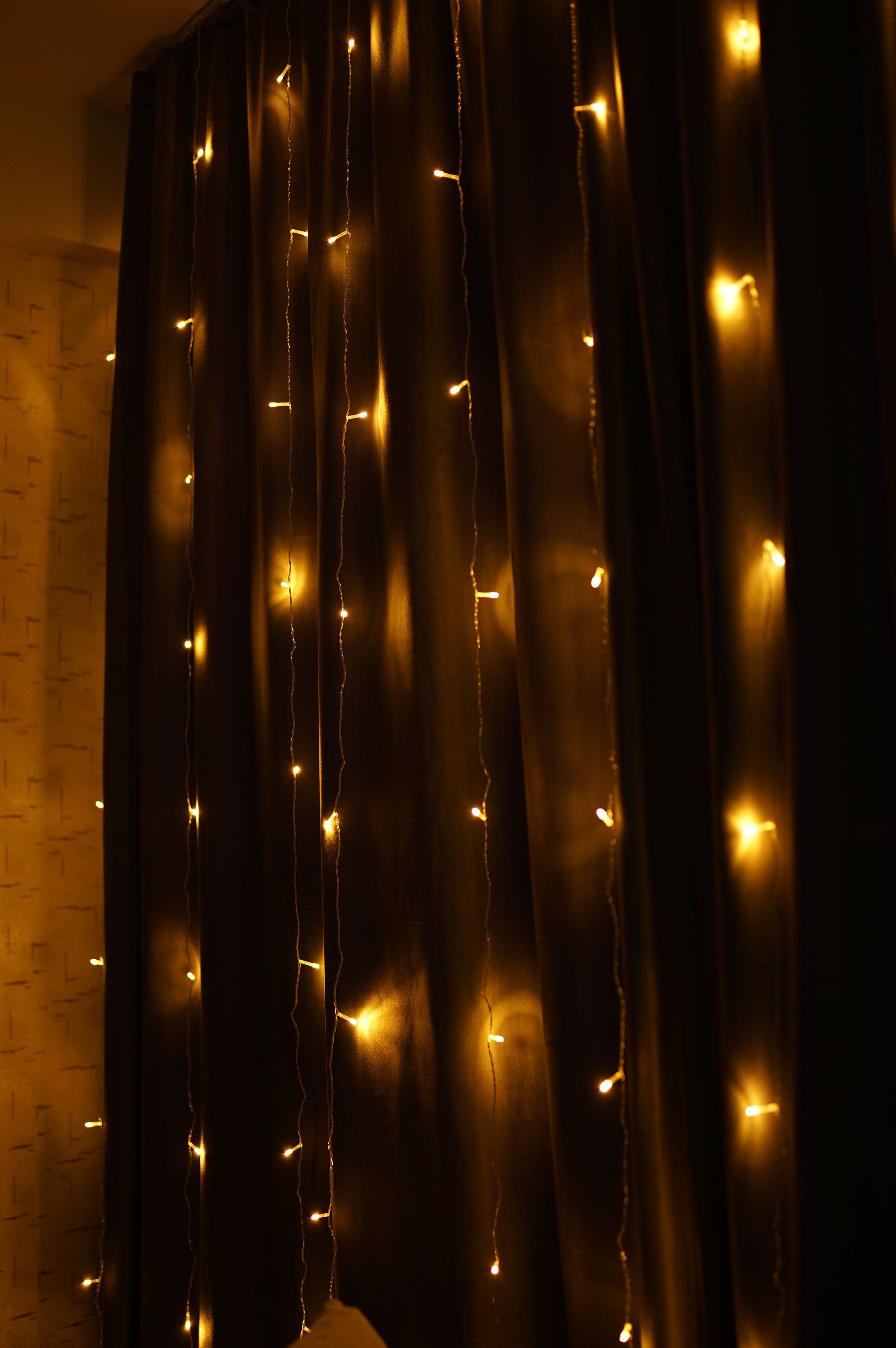 Gratuit Luminile calde și strălucitoare, atârnate pe perdele întunecate, creează o ambianță confortabilă. Fotografie de stoc