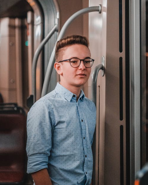 Fotografía De Enfoque Selectivo De Hombre De Pie Vestido Con Camisa Gris