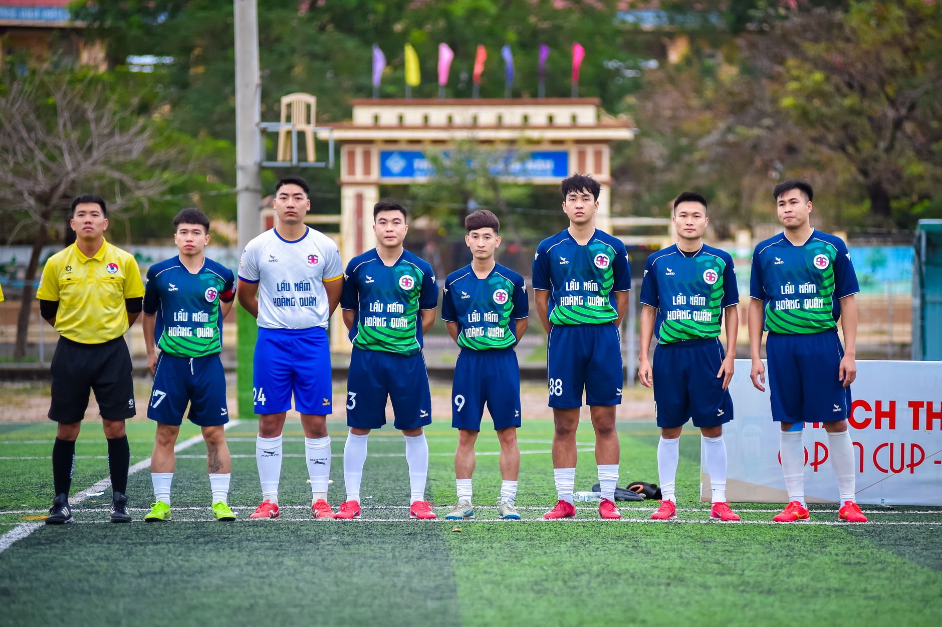 អ្នកវិភាគកីឡាកំពុងពិនិត្យតារាងស្ថិតិ World Cup 2026 នៅលើអេក្រង់ជាច្រើនពេលយប់