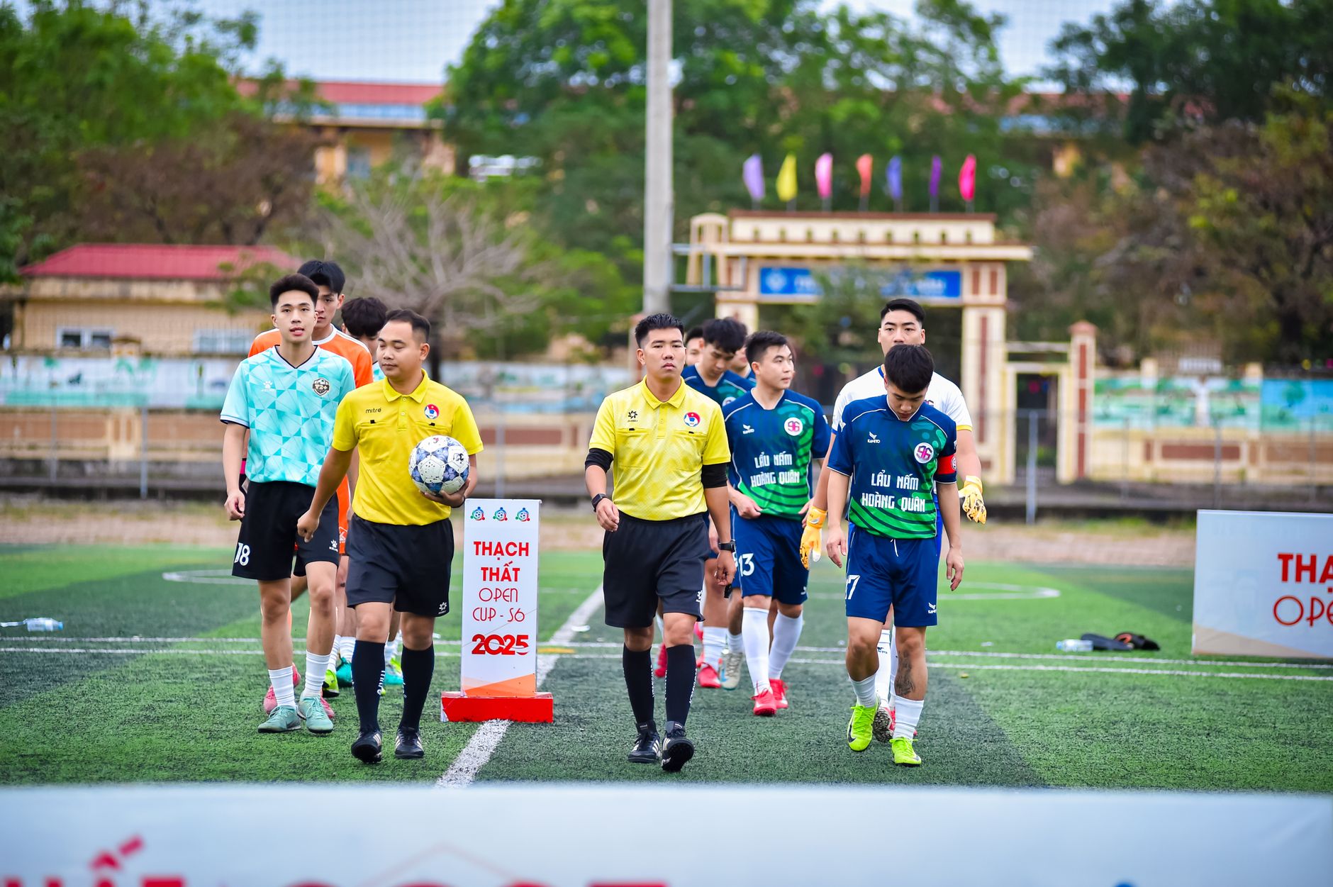 ទិដ្ឋភាពពហុកីឡដ្ឋាន World Cup 2026 ពេលល្ងាច មានអ្នកគាំទ្រចម្រុះជាតិកាន់ទង់ជាតិ
