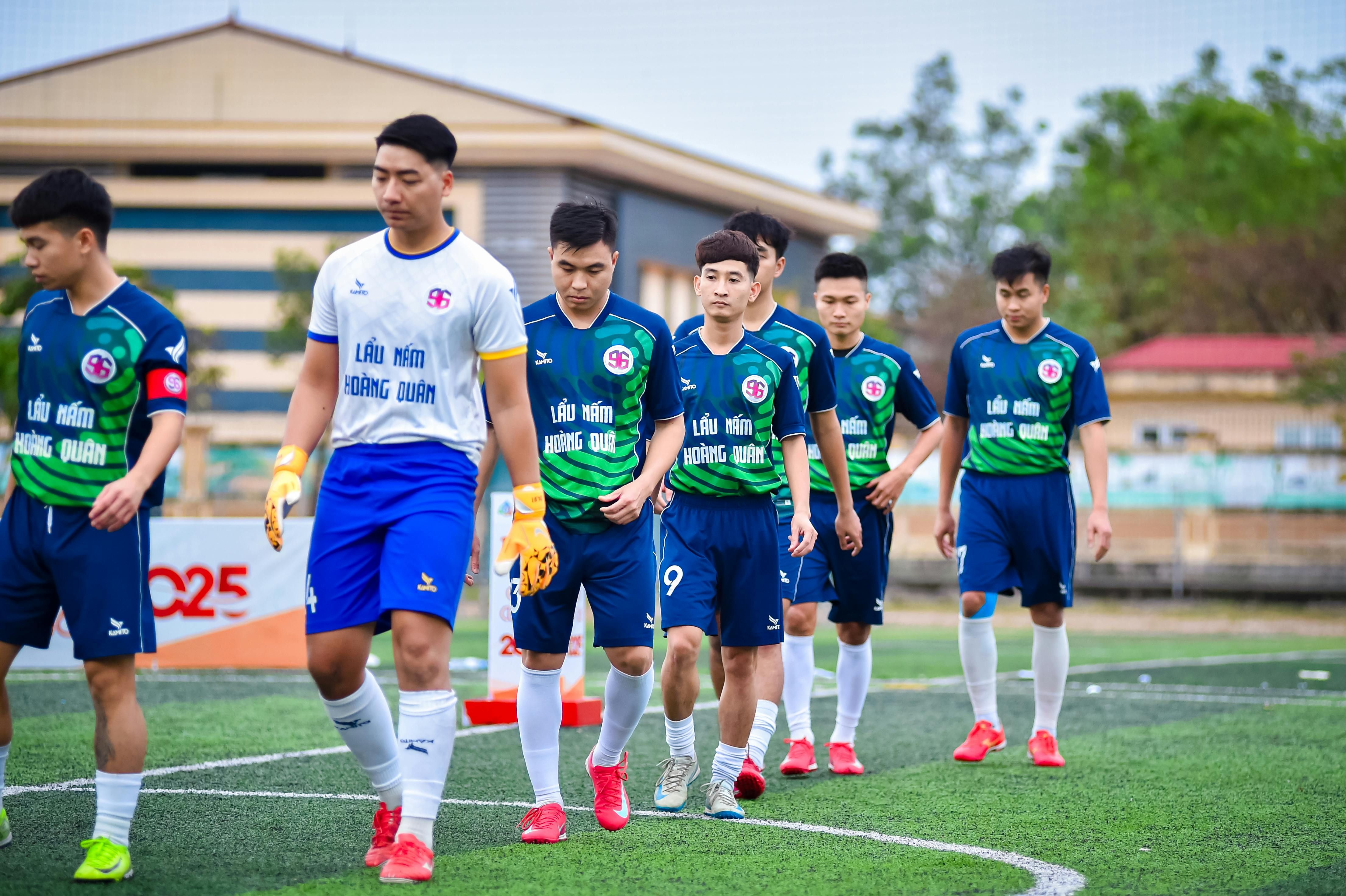 Vietnamese football players in Hà Nội ready for a match on the turf field.