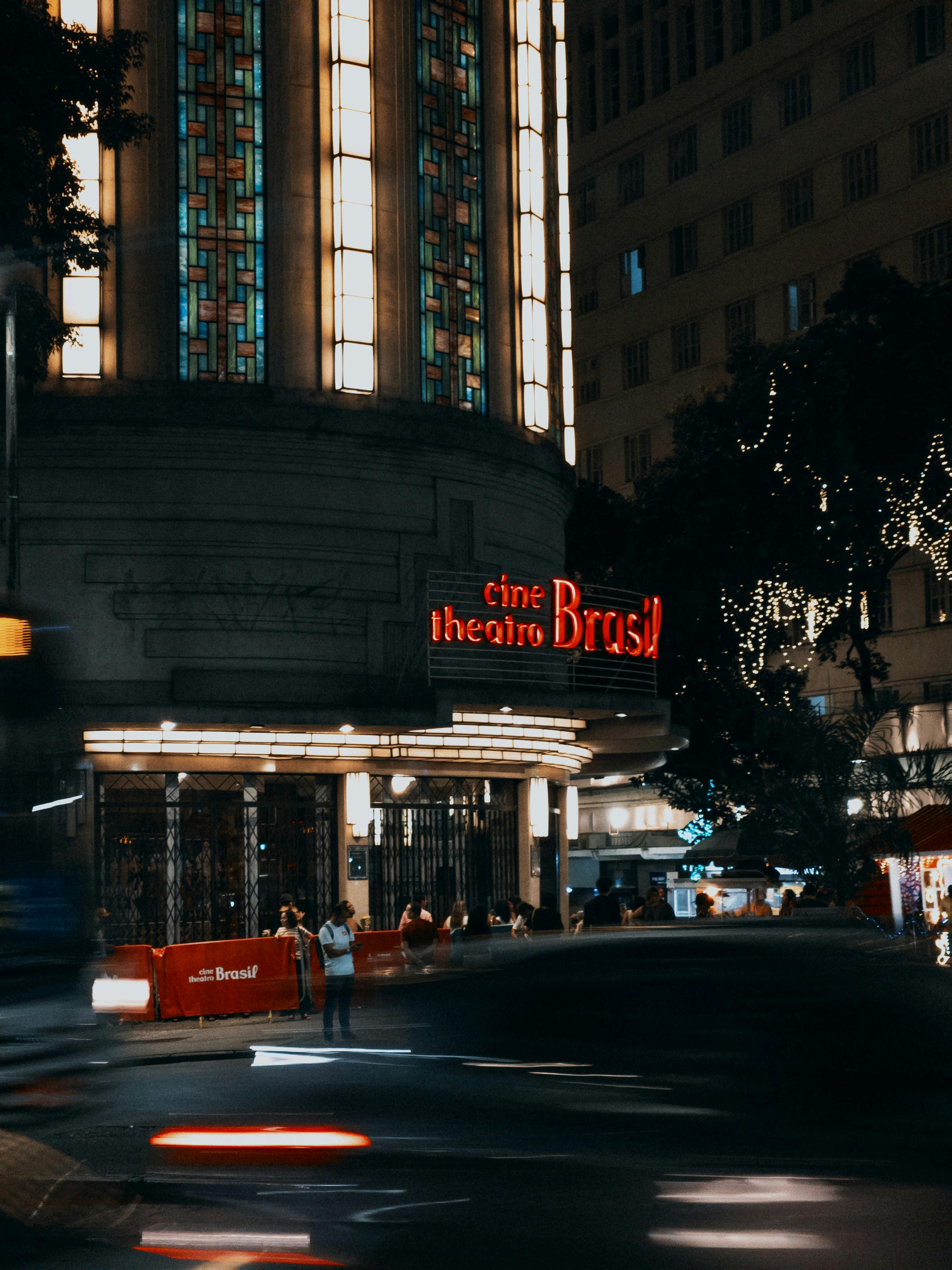 Bezpłatne Nocny widok kina Cine Theatro Brasil w Belo Horizonte: światła miasta i tętniące życiem ulice. Zdjęcie z galerii