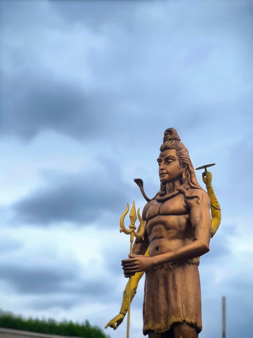 Free Majestic statue of Lord Shiva with a cloudy sky backdrop in MP, India. Stock Photo