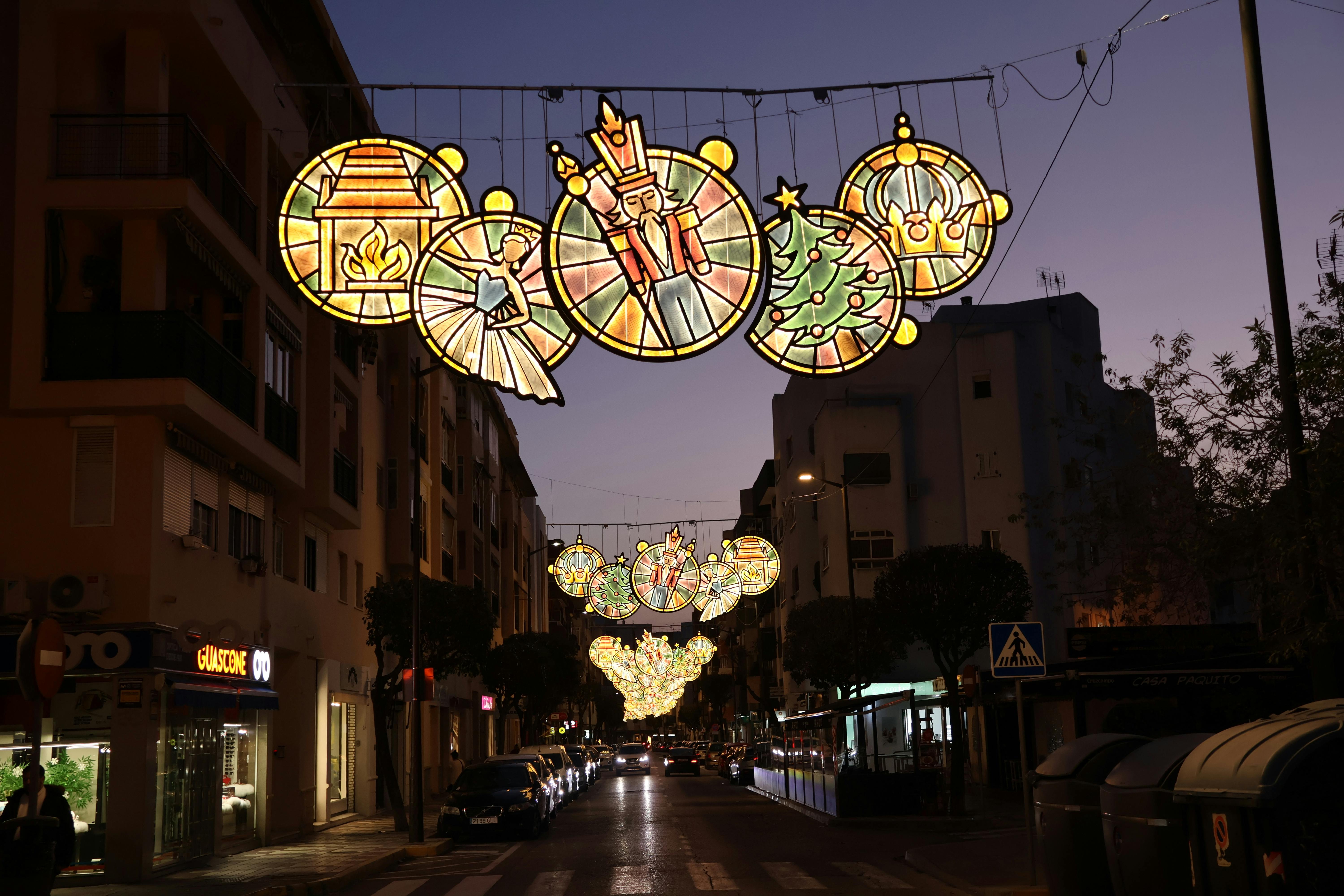 adornos en la avenida del ejército