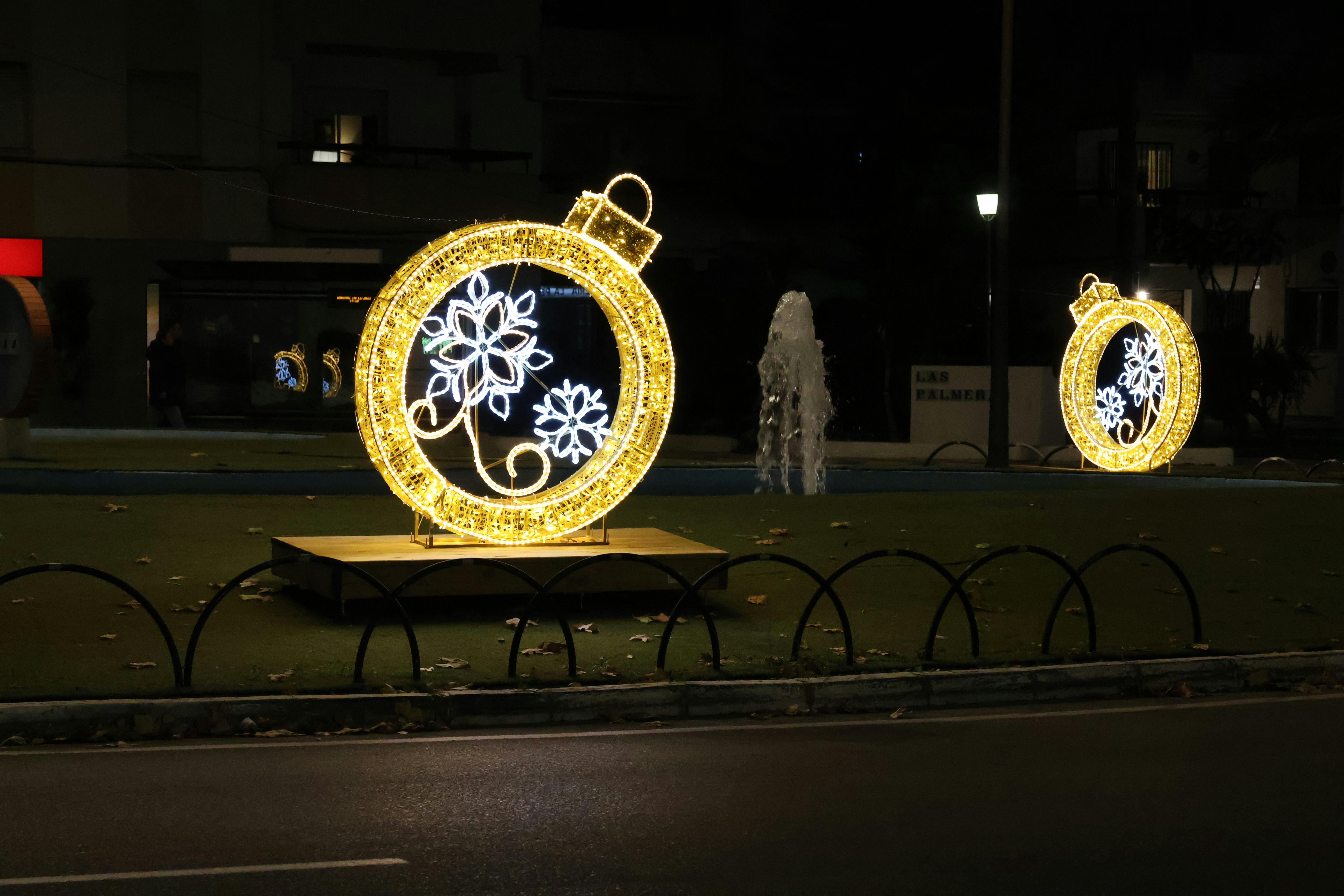 adornos navideños en la plaza de la noria