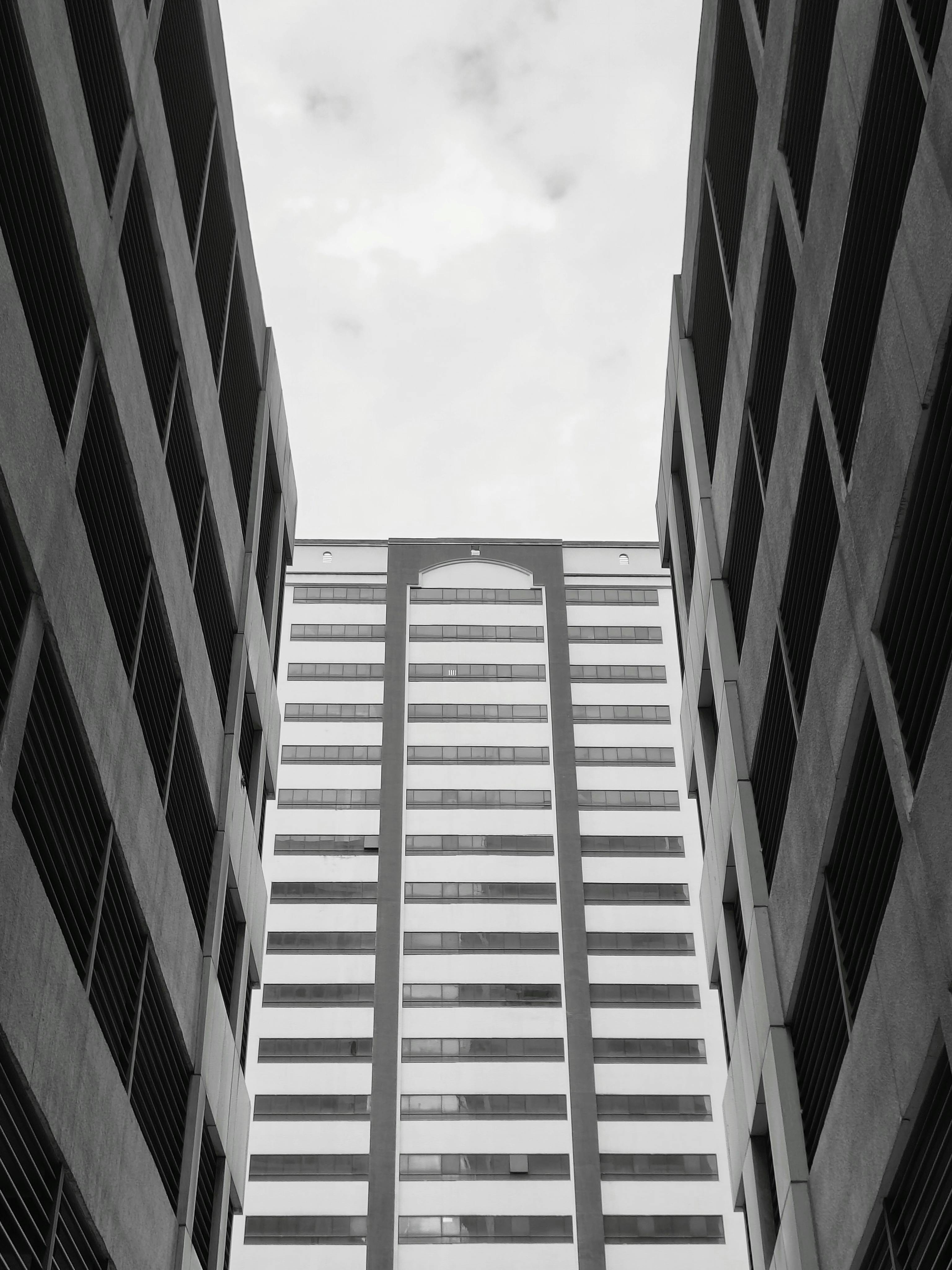 Gratuit Vue en noir et blanc de bâtiments modernes à Sharjah, aux Émirats arabes unis, mettant en valeur les motifs géométriques et la profondeur. Photos