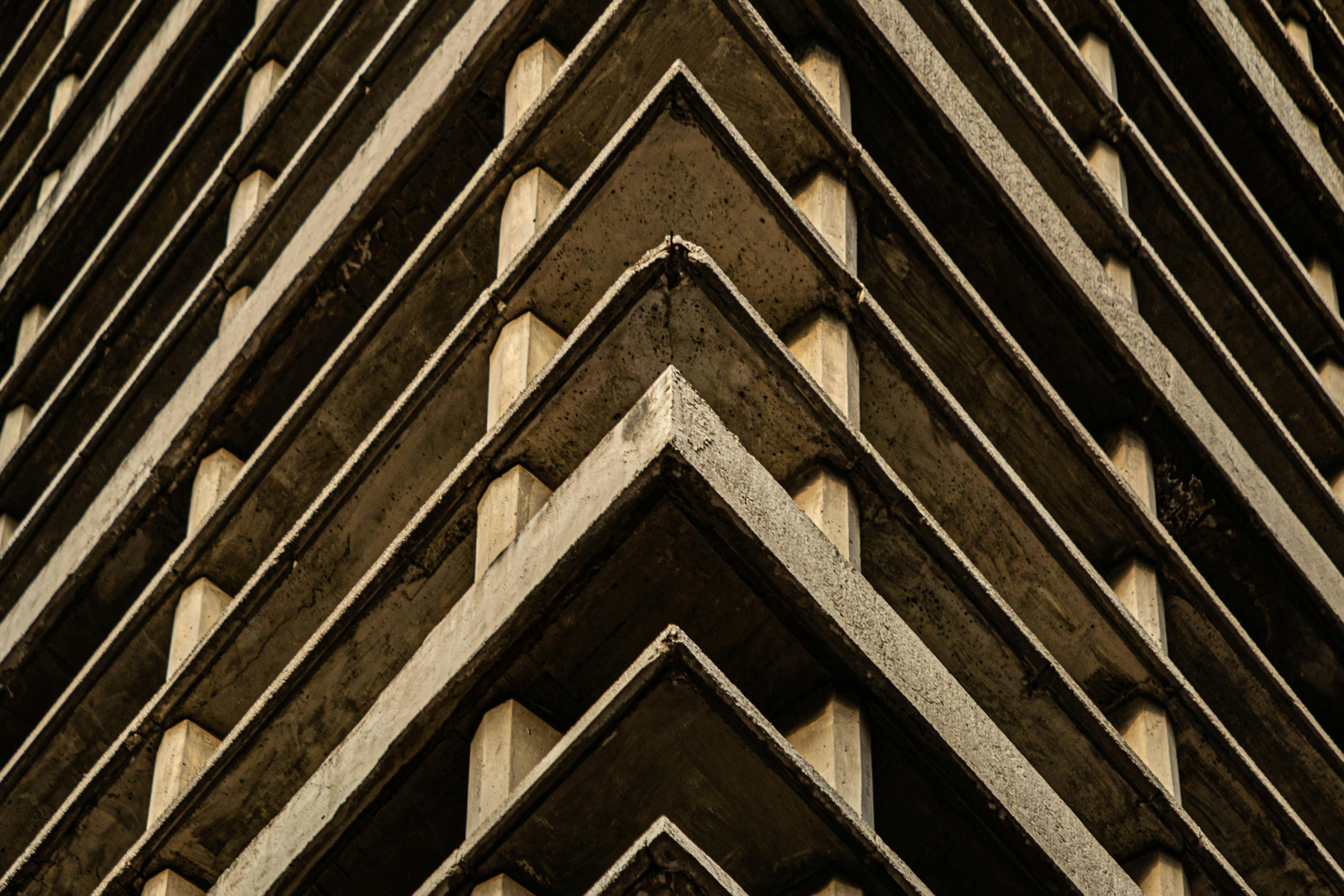 Gratuit Prim-plan al unei clădiri din beton înclinate, care prezintă modele și texturi geometrice. Fotografie de stoc