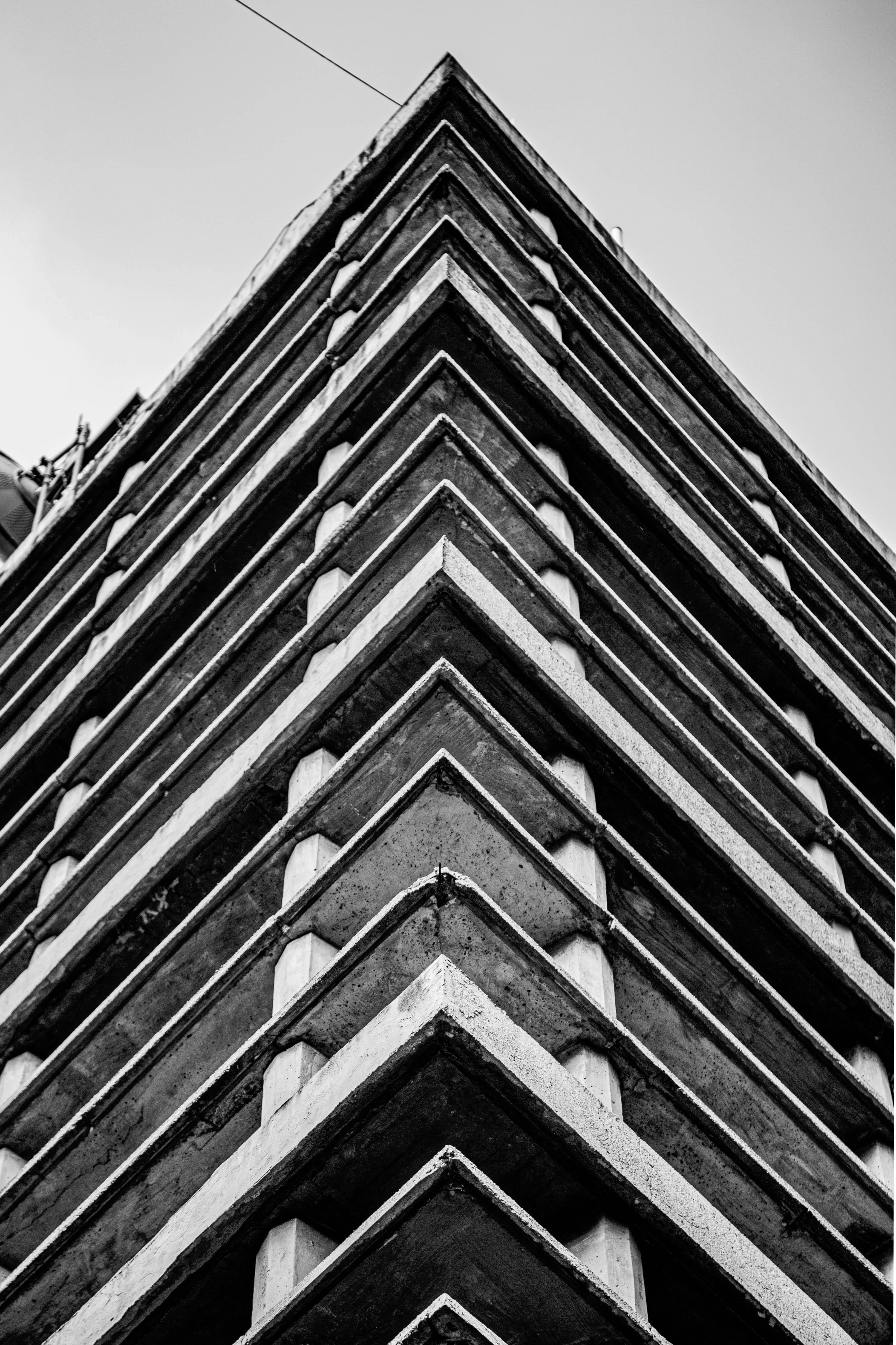 bezplatná Černobílý abstraktní pohled na architekturu výškové budovy s ostrými liniemi. Základová fotografie