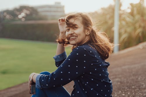 Selektywna Ostrość Fotografii Uśmiechnięta Kobieta W Parku