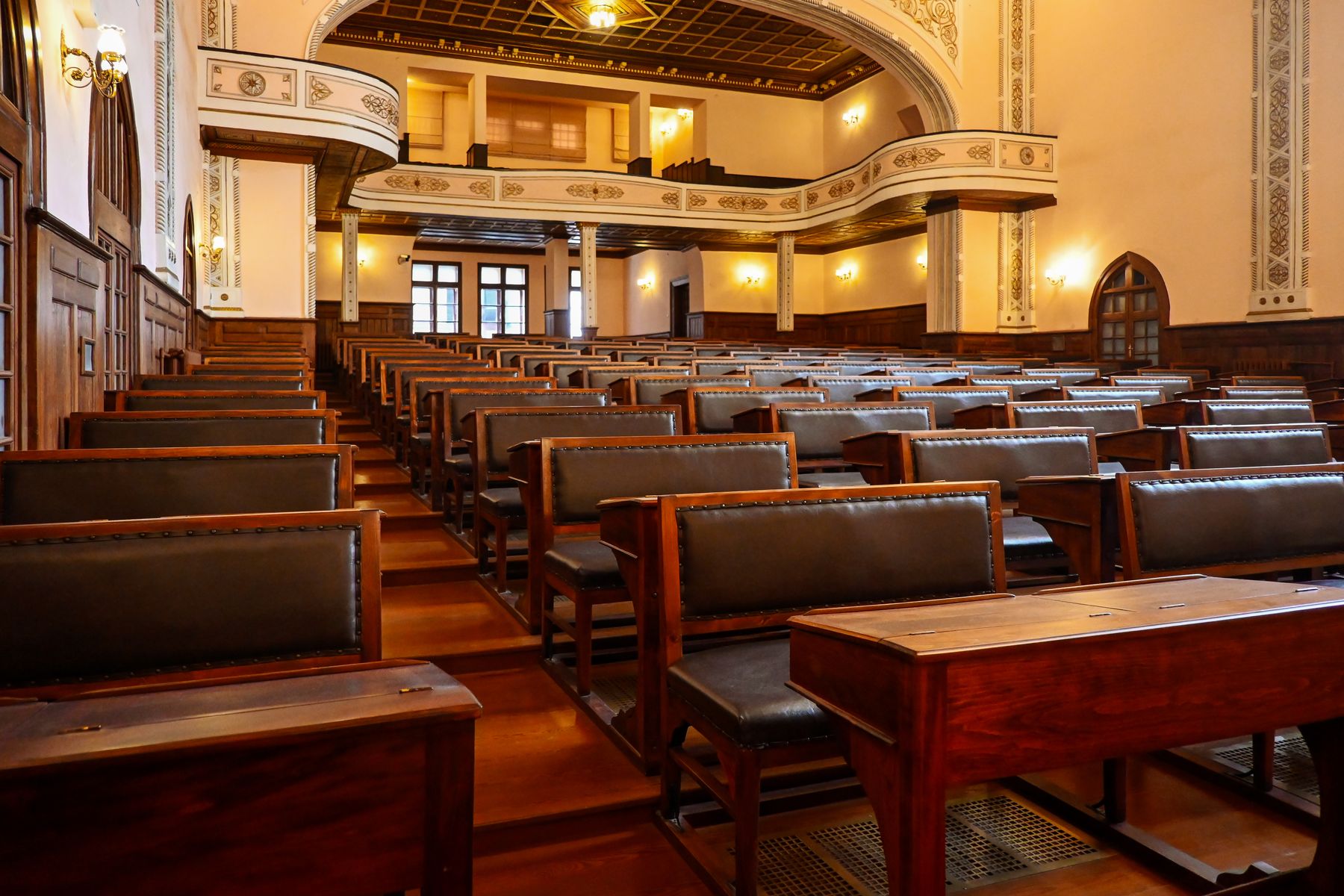 Aula histórica con bancos de madera