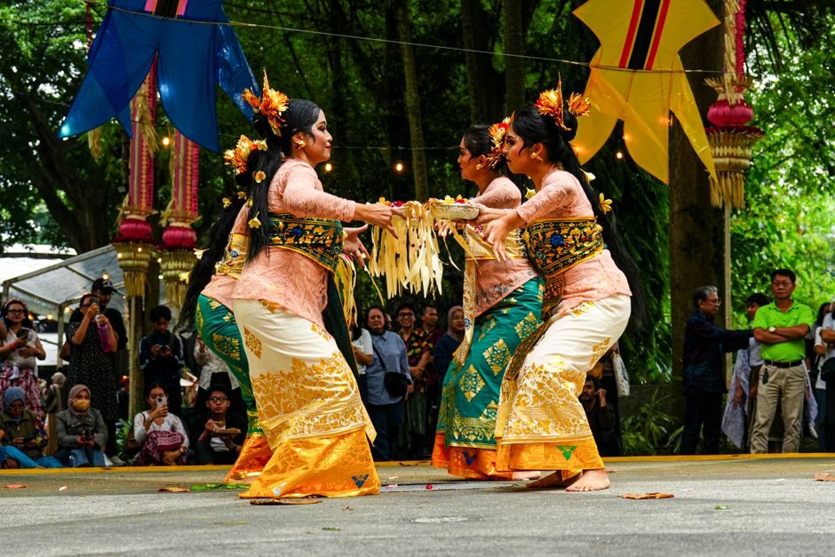 Melestarikan Tradisi Tarian Ranub Lampuan di Rantau