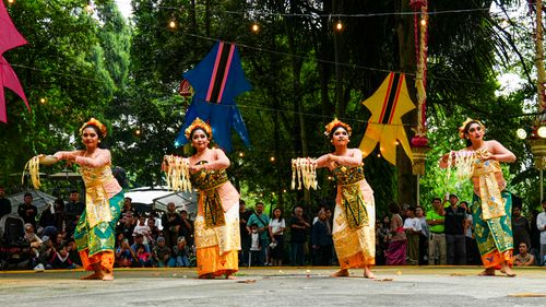 Free Captivating Sundanese dance performance in Jawa Barat, Indonesia, showcasing cultural heritage and traditional attire. Stock Photo