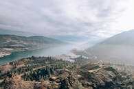 俄勒冈州莫西尔的哥伦比亚河峡谷景色优美，那里山脉云雾缭绕，森林茂密