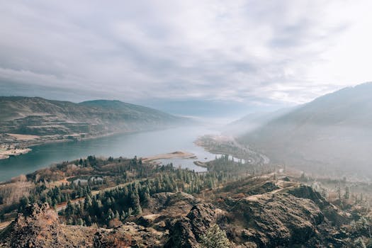 俄勒冈州莫西尔的哥伦比亚河峡谷景色优美，那里山脉云雾缭绕，森林茂密