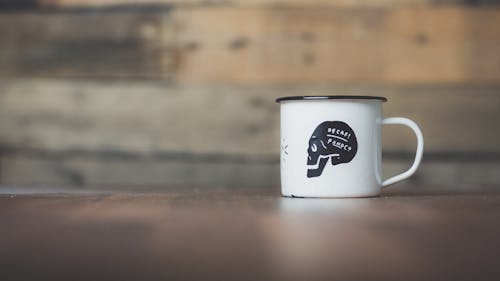 Foto profissional grátis de café, caneca, caveira