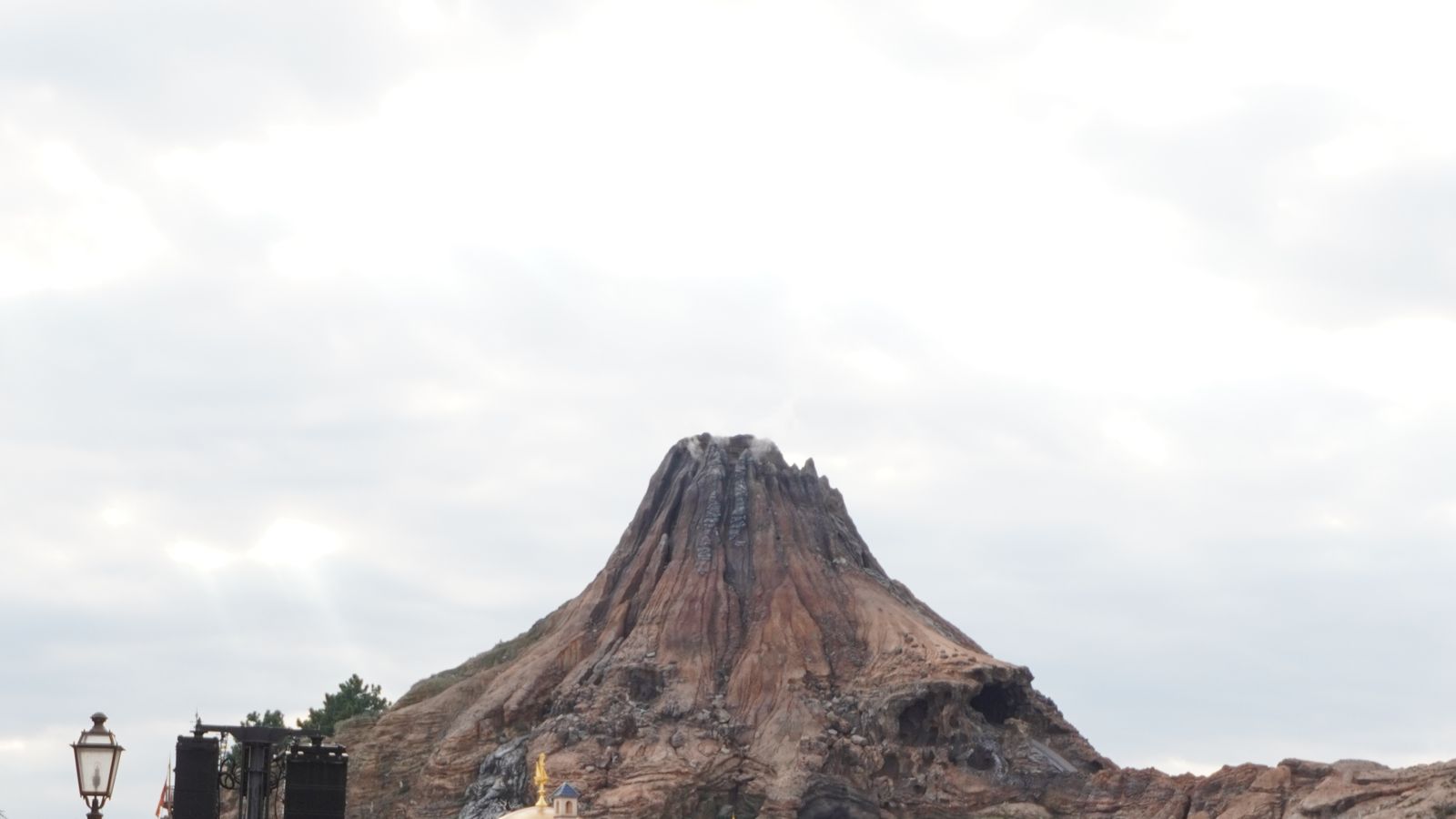 Tokyo DisneySea dengan pemandangan Mount Prometheus, salah satu ikon wisata Tokyo Disney Resort selain Fantasy Springs