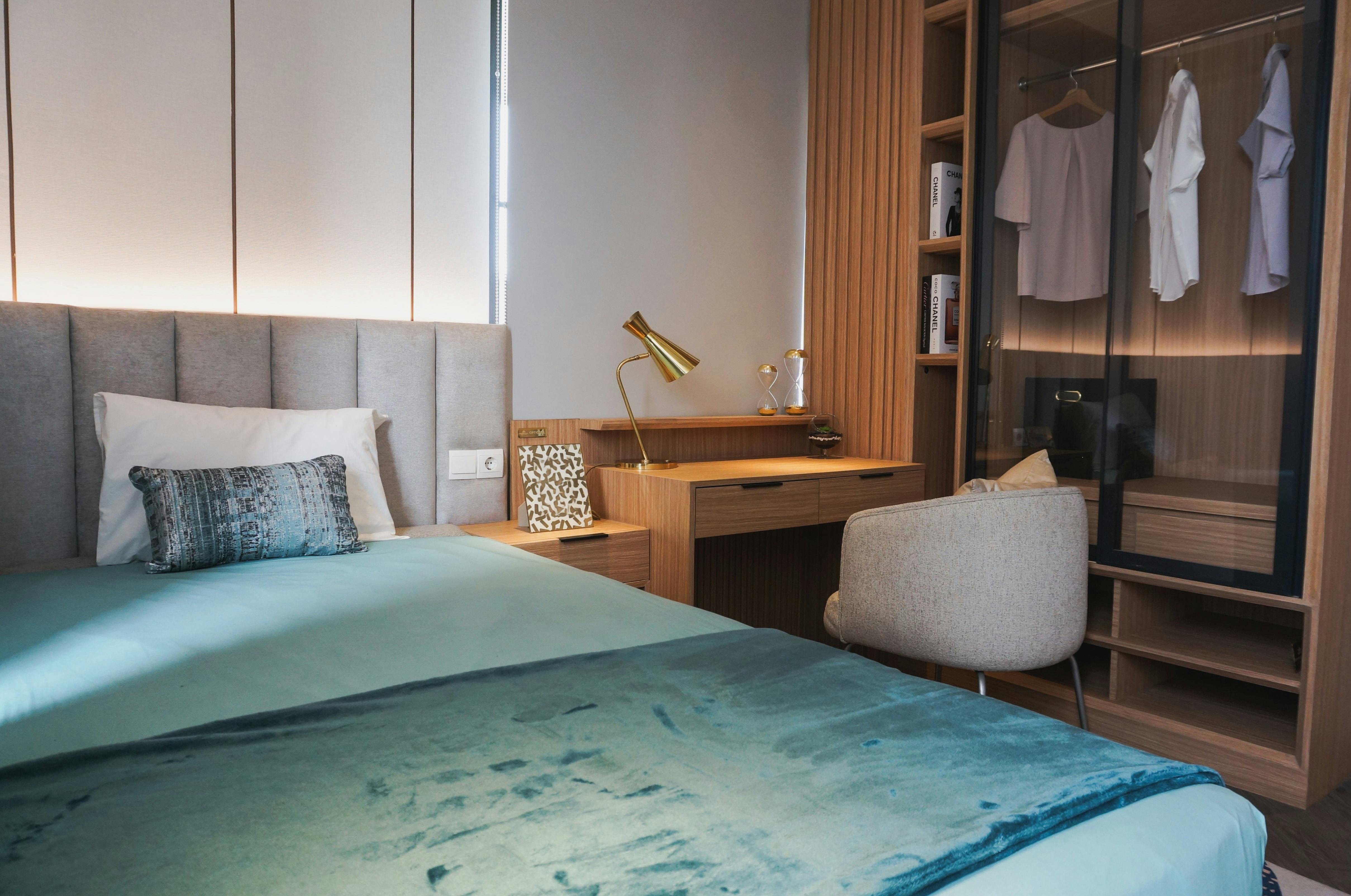 Chambre d'hôtel confortable et lumineuse