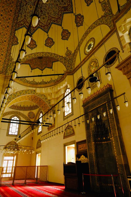 Free Elegant mosque interior with intricate ceiling patterns and warm light. Stock Photo