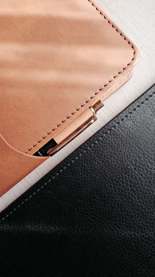 Free Elegant close-up of a leather wallet with a pen, showcasing texture and craftsmanship. Stock Photo