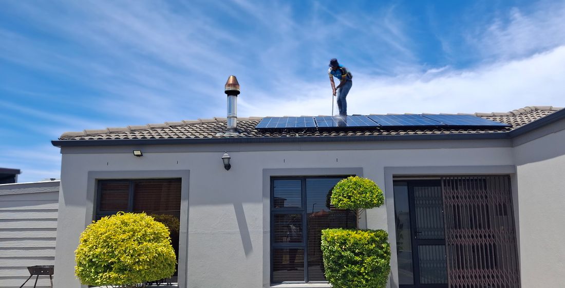 Posa di pannelli fotovoltaici su un tetto residenziale