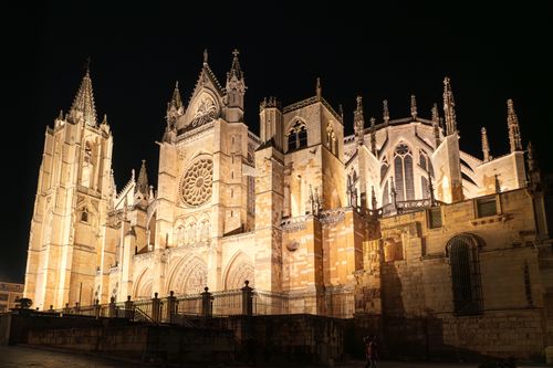 Free Stunning view of León Cathedral's gothic architecture under night lights. Stock Photo