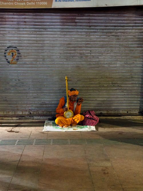 Free A street musician playing a traditional string instrument in Chandni Chowk, Delhi, India. Stock Photo
