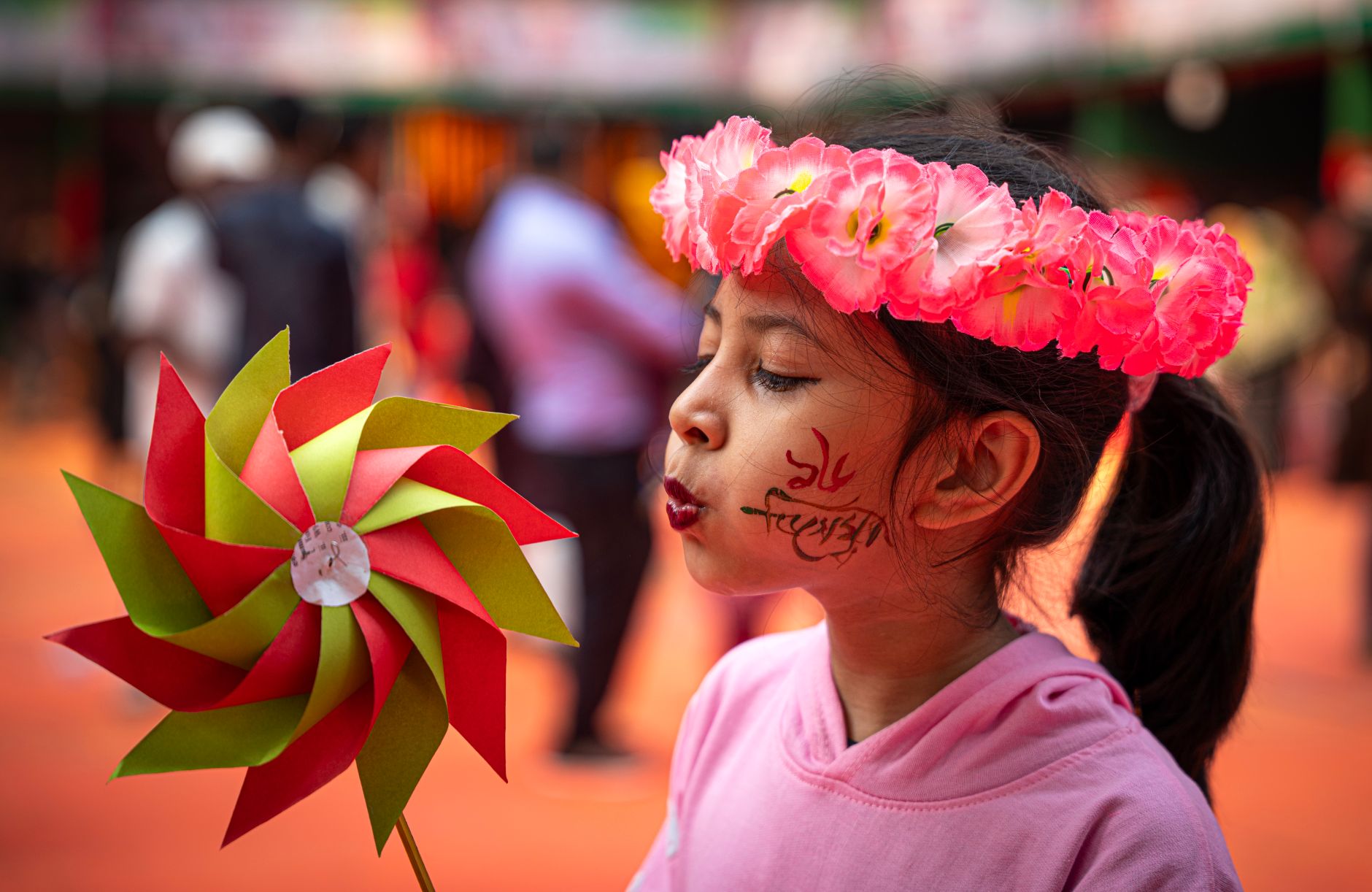 বিজয়ের আবহে একদল মানুষ আনন্দ ভাগ করছে