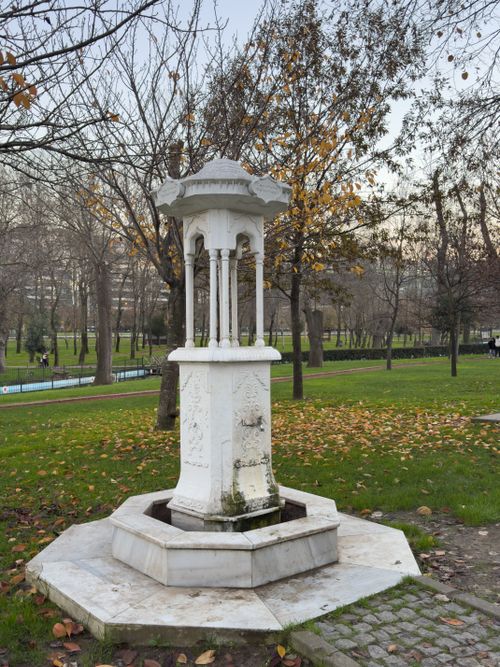 Free Charming Ottoman-style fountain amidst autumn leaves in a tranquil İstanbul park setting. Stock Photo