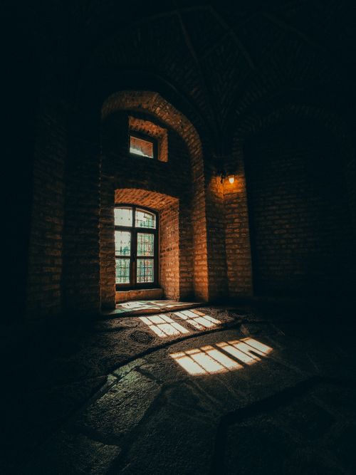 Free Captivating interior shot highlighting dramatic lighting through an arched window in Şırnak, Türkiye. Stock Photo
