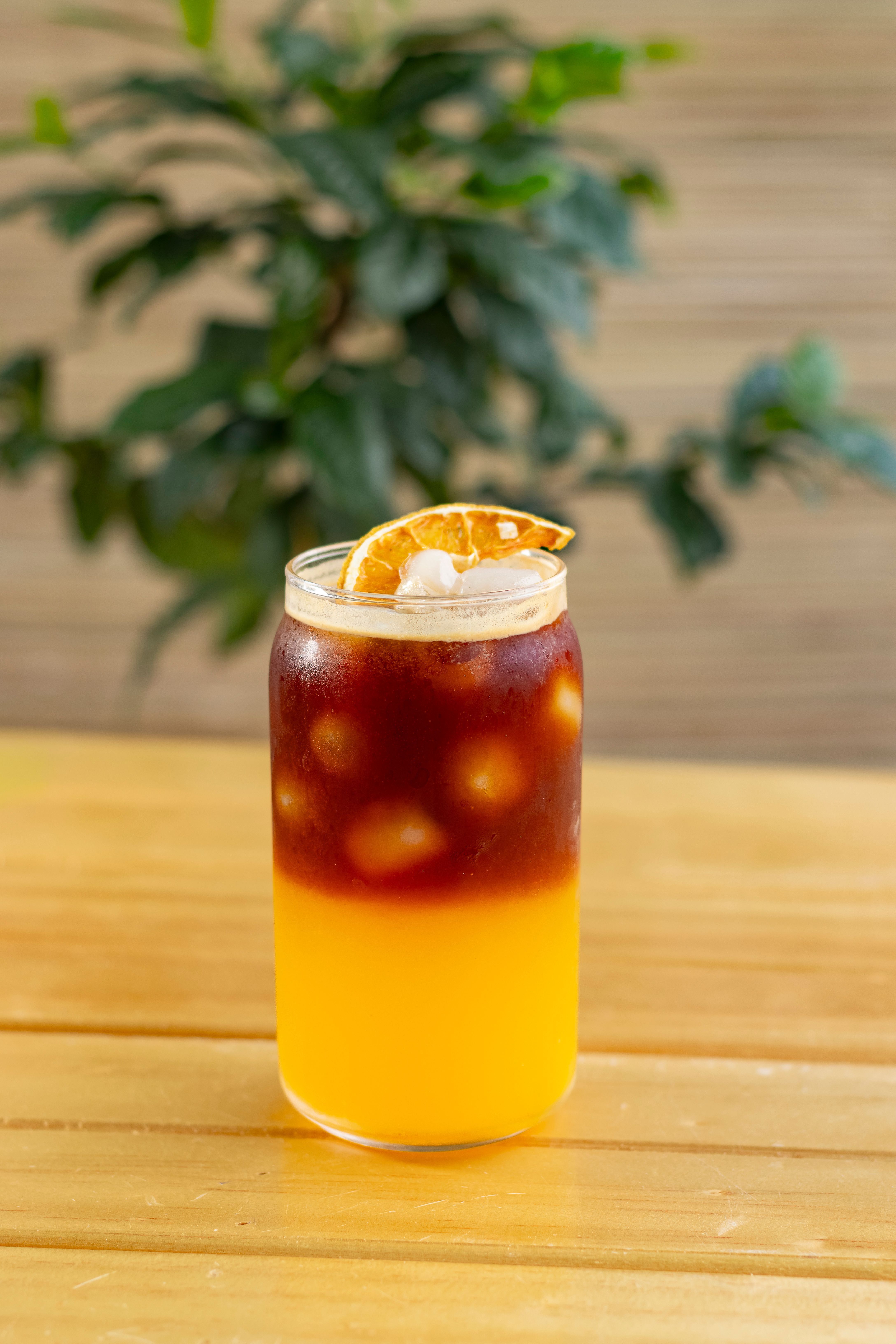 Gratis Un caffè freddo visivamente accattivante con sapore di agrumi, perfetto per i rinfreschi estivi. Foto a disposizione