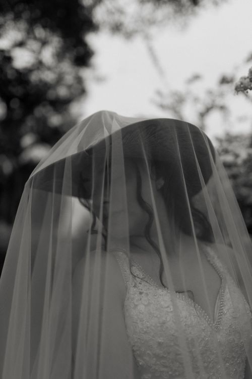 Free Black and white portrait of a bride with veil outdoors, capturing timeless elegance. Stock Photo
