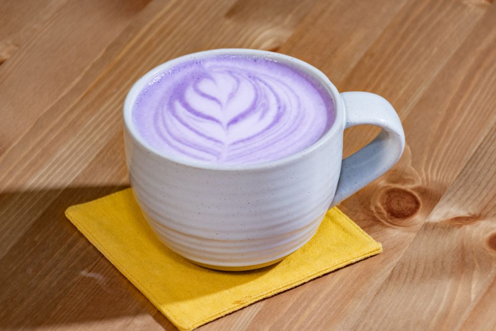 Ubé latte violet à base d'igname violette servi en verre avec une mousse de lait