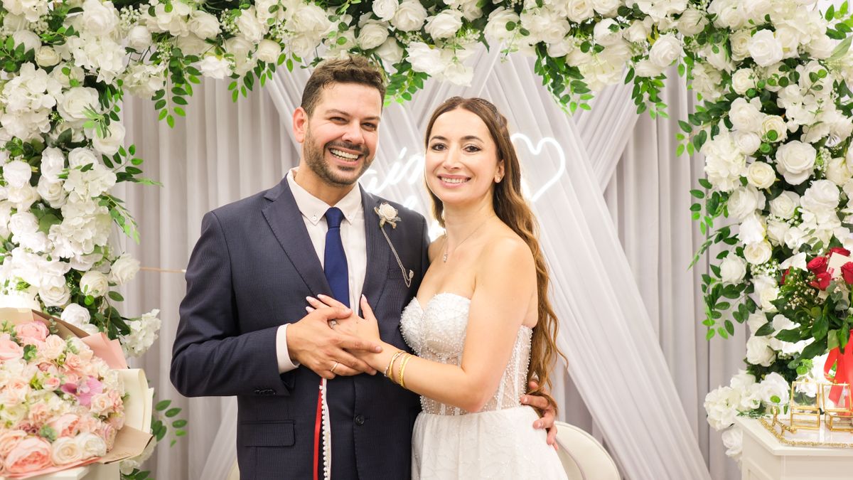 Chicago Wedding DJ vs. Live Band: Pros, Cons, and Real Costs (2026)