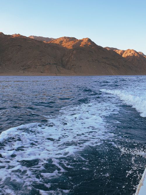 Free Scenic view of the Red Sea waves with mountains in Dahab, Egypt. Stock Photo