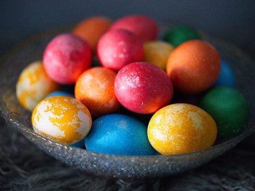 Free A collection of colorful Easter eggs in a textured glass bowl, perfect for holiday decor. Stock Photo