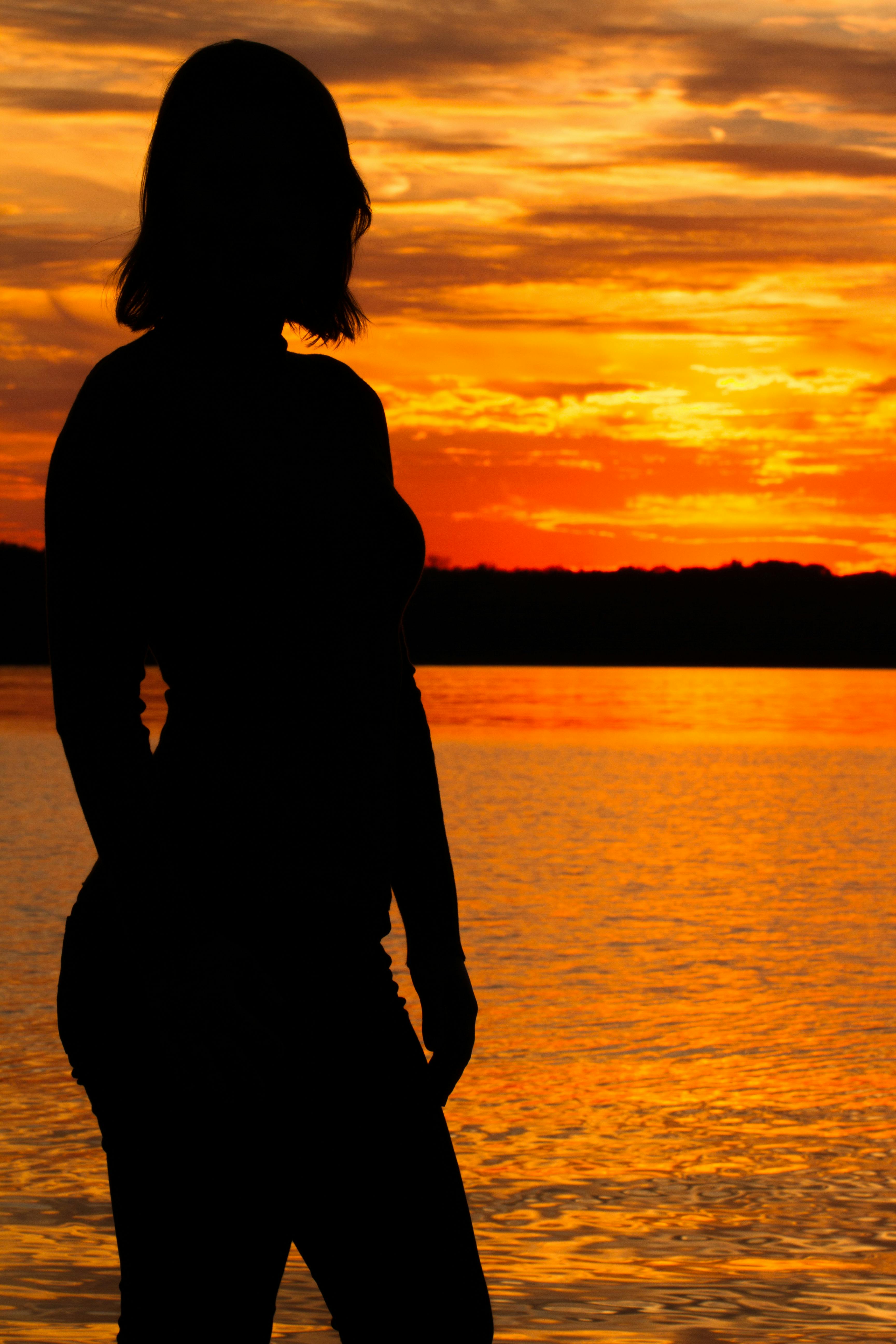 Tn オレンジ色の夕日 シルエットの女性の無料の写真素材